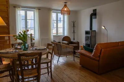 Coin salon dans l'établissement Bel appartement centre de Cancale