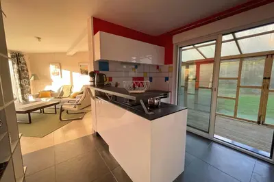 Cuisine ou kitchenette dans l'établissement Le Clos des Cigognes - Architect-designed house near Omaha Beach