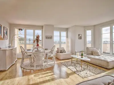 Coin salon dans l'établissement Appartement lumineux avec piscine, proche Cabourg - FR-1-788-93