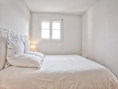 Un ou plusieurs lits dans un hébergement de l'établissement Appartement lumineux avec piscine, proche Cabourg - FR-1-788-93