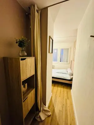 Un ou plusieurs lits dans un hébergement de l'établissement Joli petit studio proche centre de Caen - Brown