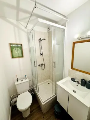 Salle de bains dans l'établissement Joli petit studio proche centre de Caen - Brown
