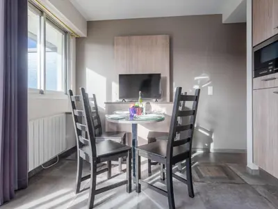 Télévision ou salle de divertissement dans l'établissement Apartment Les Normandières-15 by Interhome
