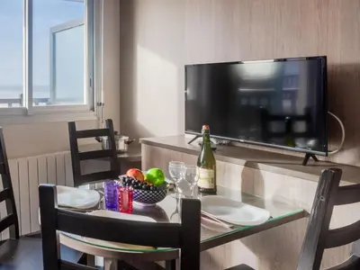 Télévision ou salle de divertissement dans l'établissement Apartment Les Normandières-15 by Interhome