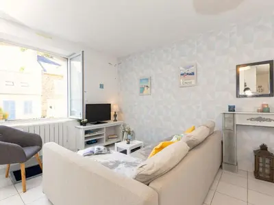 Télévision ou salle de divertissement dans l'établissement Holiday Home Le Nid de Cancale by Interhome