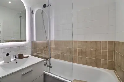 Salle de bains dans l'établissement F3 2 chambres duplex Cabourg calme, balcon, proche plage