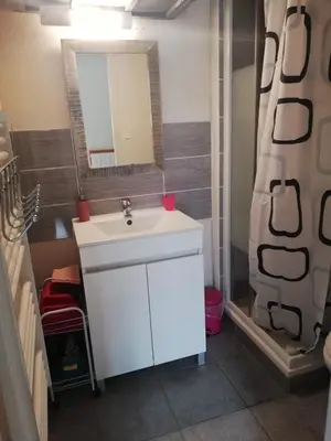 Salle de bains dans l'établissement Courseulla