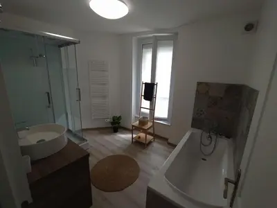 Salle de bains dans l'établissement Maison centre Arromanches Acces direct Plage