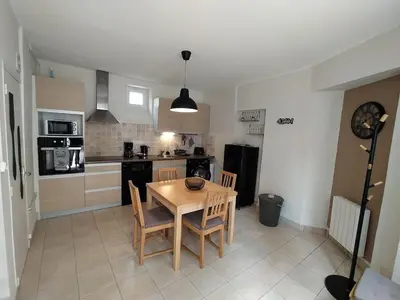 Cuisine ou kitchenette dans l'établissement Maison centre Arromanches Acces direct Plage
