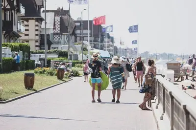 Clients de l'établissement Appartement deux pièces élégant avec Vue sur Parc - Plage & Centre-Ville à Pied