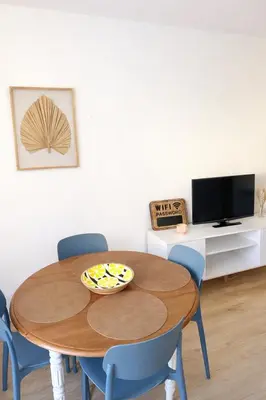 Télévision ou salle de divertissement dans l'établissement Appartement deux pièces élégant avec Vue sur Parc - Plage & Centre-Ville à Pied