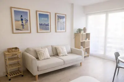 Coin salon dans l'établissement Appartement deux pièces élégant avec Vue sur Parc - Plage & Centre-Ville à Pied