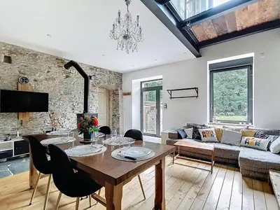 Télévision ou salle de divertissement dans l'établissement Le Moulin Hochet