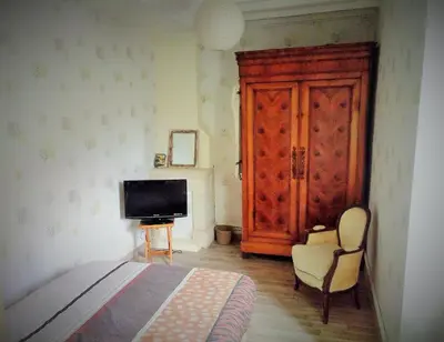 Télévision ou salle de divertissement dans l'établissement La Roseliére