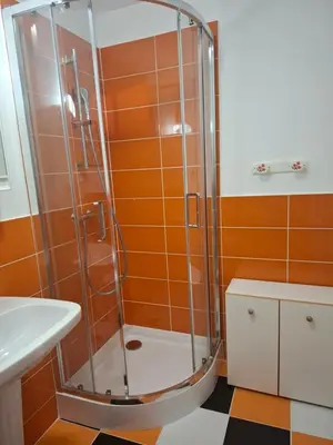 Salle de bains dans l'établissement Maisonnette Rétro Loc