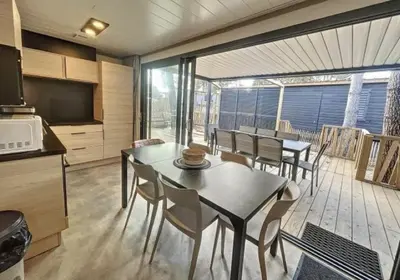 Cuisine ou kitchenette dans l'établissement Le Cottage de Laura Jullouville 6 pers