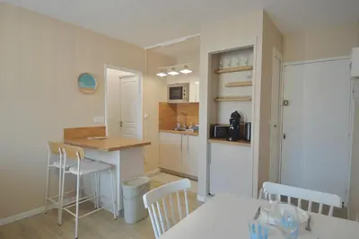 Cuisine ou kitchenette dans l'établissement La parenthèse bleue, loggia et parking