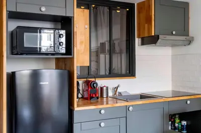 Cuisine ou kitchenette dans l'établissement Le charme de la place Saint-Sauveur