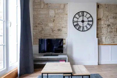 Télévision ou salle de divertissement dans l'établissement Le charme de la place Saint-Sauveur