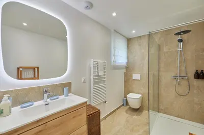 Salle de bains dans l'établissement Le Cottage du Bessin - Proximité historique - Bayeux