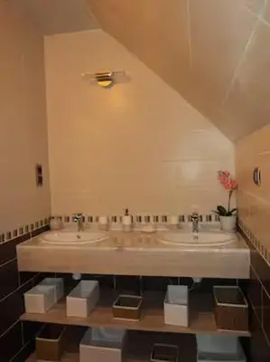 Salle de bains dans l'établissement Chambre à Louer - CAUMONT L'EVENTE