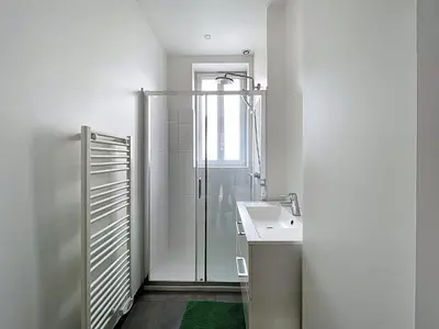 Salle de bains dans l'établissement Le Nid Caennais