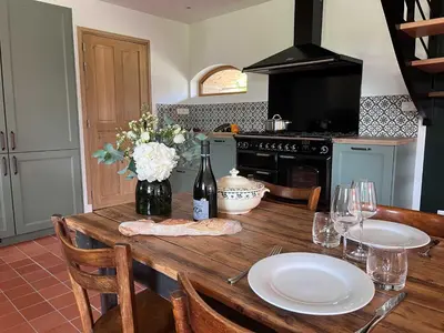 Cuisine ou kitchenette dans l'établissement Cottage avec Piscine et Jacuzzi - Normandie
