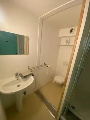 Salle de bains dans l'établissement Charmant studio à Cherbourg-en-Cotentin, 15 m²
