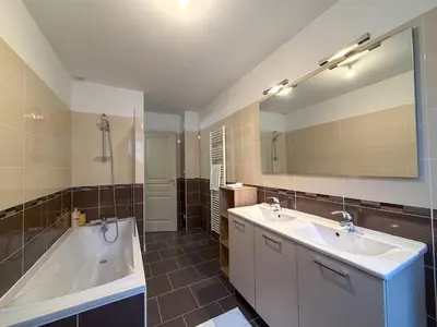 Salle de bains dans l'établissement Maison - La Pierre de Valognes - à 4 min de la gare