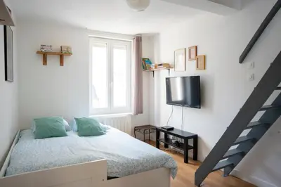 Un ou plusieurs lits dans un hébergement de l'établissement Maison de ville avec jardin