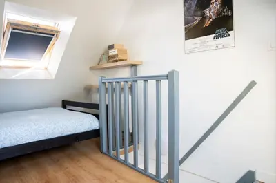 Un ou plusieurs lits dans un hébergement de l'établissement Maison de ville avec jardin
