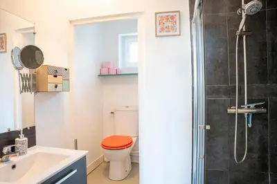 Salle de bains dans l'établissement Maison de ville avec jardin