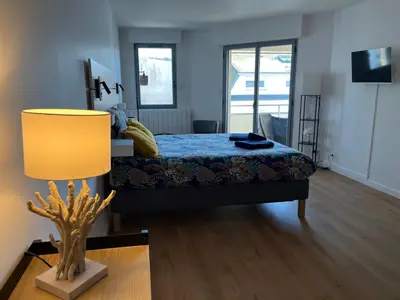 Un ou plusieurs lits dans un hébergement de l'établissement Carteret centre, port avec balcon vue mer