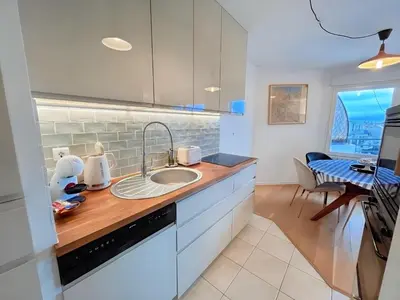 Cuisine ou kitchenette dans l'établissement Résidence calme avec balcon privé & vue sur Caen