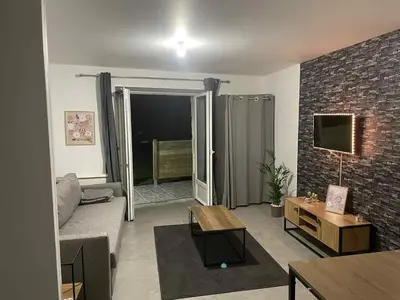 Télévision ou salle de divertissement dans l'établissement Studio with garden terrace and free parking