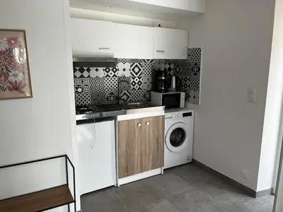 Cuisine ou kitchenette dans l'établissement Studio with garden terrace and free parking