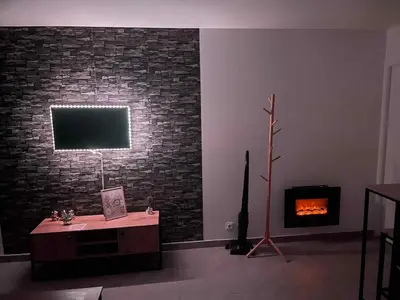 Télévision ou salle de divertissement dans l'établissement Studio with garden terrace and free parking