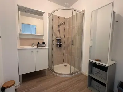 Salle de bains dans l'établissement Les cabines de Granville