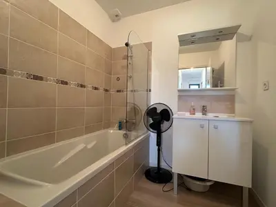 Salle de bains dans l'établissement Les cabines de Granville