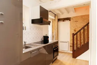 Cuisine ou kitchenette dans l'établissement Appartement au coeur du Vaugueux