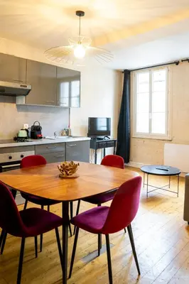 Cuisine ou kitchenette dans l'établissement Charmant F2, centre-ville historique de Caen