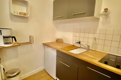 Cuisine ou kitchenette dans l'établissement Studio stationnement gratuit - accès indépendant