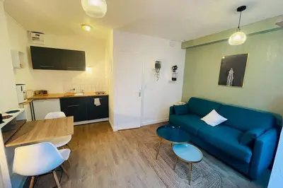 Télévision ou salle de divertissement dans l'établissement Studio stationnement gratuit - accès indépendant