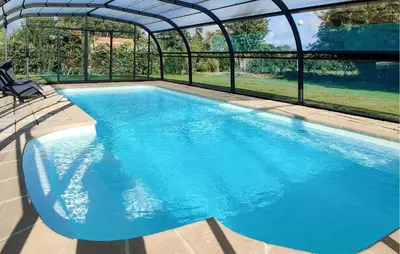 Piscine de l'établissement 5 Bedroom Beautiful Home In Carteret ou située à proximité