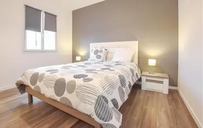 Un ou plusieurs lits dans un hébergement de l'établissement 5 Bedroom Beautiful Home In Carteret