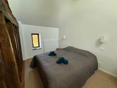 Un ou plusieurs lits dans un hébergement de l'établissement Le Pressoir, maison au calme, grand jardin, vue dégagée sur les champs, belle terrasse, 3 chambres, 2 sdb, 2 WC, parking privé, 5 kms de Bayeux et 7 kms plage d'Arromanches au coeur des plages du débarquement