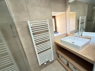 Salle de bains dans l'établissement Le Pressoir, maison au calme, grand jardin, vue dégagée sur les champs, belle terrasse, 3 chambres, 2 sdb, 2 WC, parking privé, 5 kms de Bayeux et 7 kms plage d'Arromanches au coeur des plages du débarquement