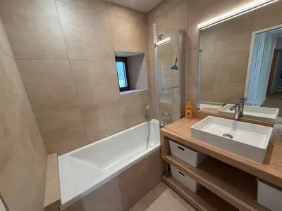 Salle de bains dans l'établissement Le Pressoir, maison au calme, grand jardin, vue dégagée sur les champs, belle terrasse, 3 chambres, 2 sdb, 2 WC, parking privé, 5 kms de Bayeux et 7 kms plage d'Arromanches au coeur des plages du débarquement