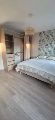 Un ou plusieurs lits dans un hébergement de l'établissement Maison rénovée avec stationnement privatif