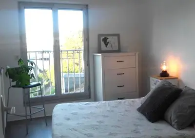 Un ou plusieurs lits dans un hébergement de l'établissement Chambre privee chez l habitant dans un appartement cosy avec acces aux espaces communs